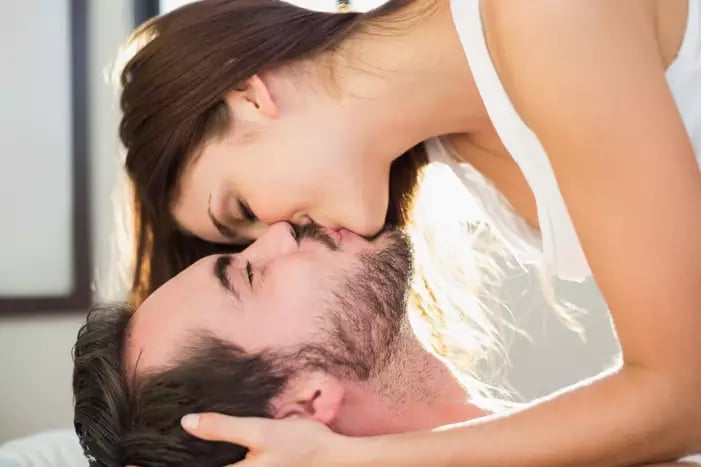 Pareja siendo cariñosa